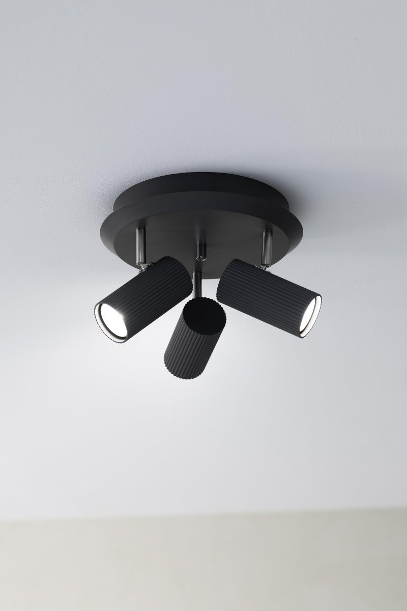 Costilla 3 Grau spotlight Von Markslöjd - Mit ihrem minimalistischen Design und der hochwertigen Verarbeitung vereint diese Lampe Ästhetik und praktische Beleuchtung und wird zu einem raffinierten Detail in Ihrem Zuhause.