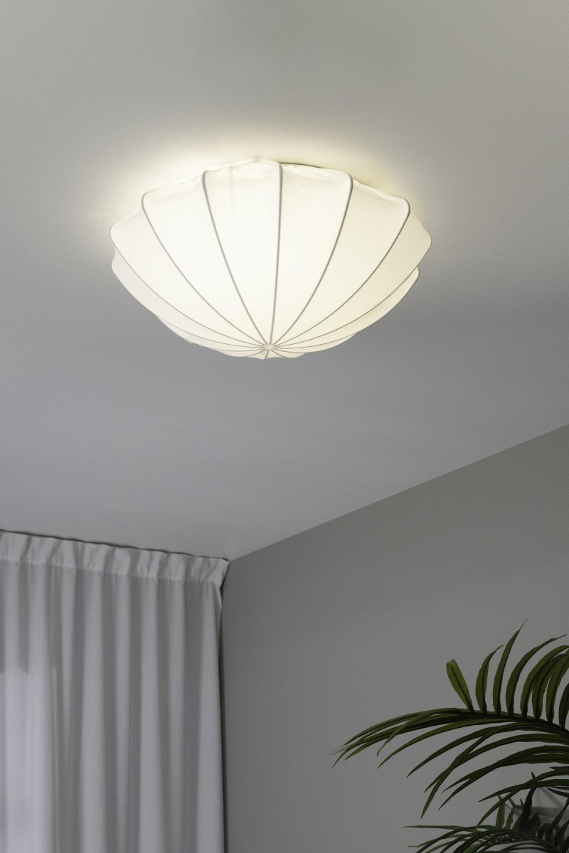 Camellia Ø50 Weiß deckenleuchte Von Markslöjd - Das einzigartige, skulpturale Design erinnert an eine Schnecke und verleiht ihr eine weiche und natürliche Form, die ein harmonisches Licht im Raum verbreitet.