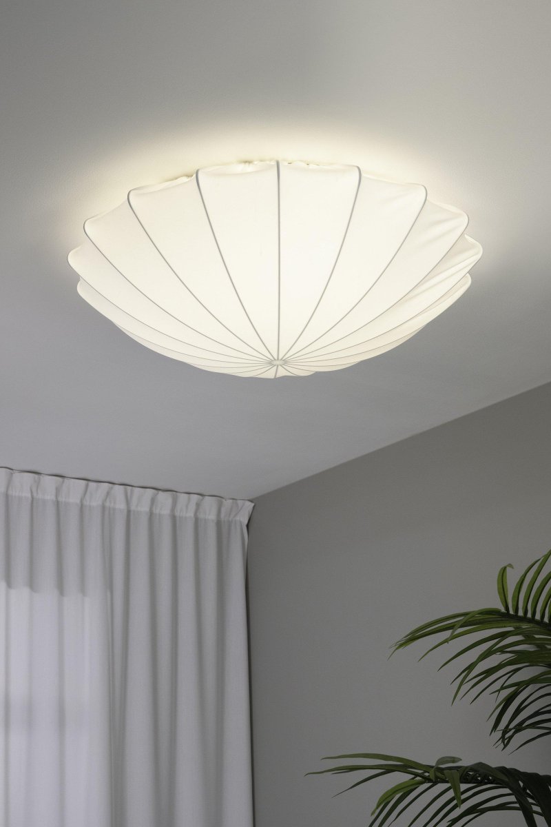 Camellia Ø80 Weiß deckenleuchte Von Markslöjd - Das einzigartige, skulpturale Design erinnert an eine Schnecke und verleiht ihr eine weiche und nat&uuml;rliche Form, die ein harmonisches Licht im Raum verbreitet.