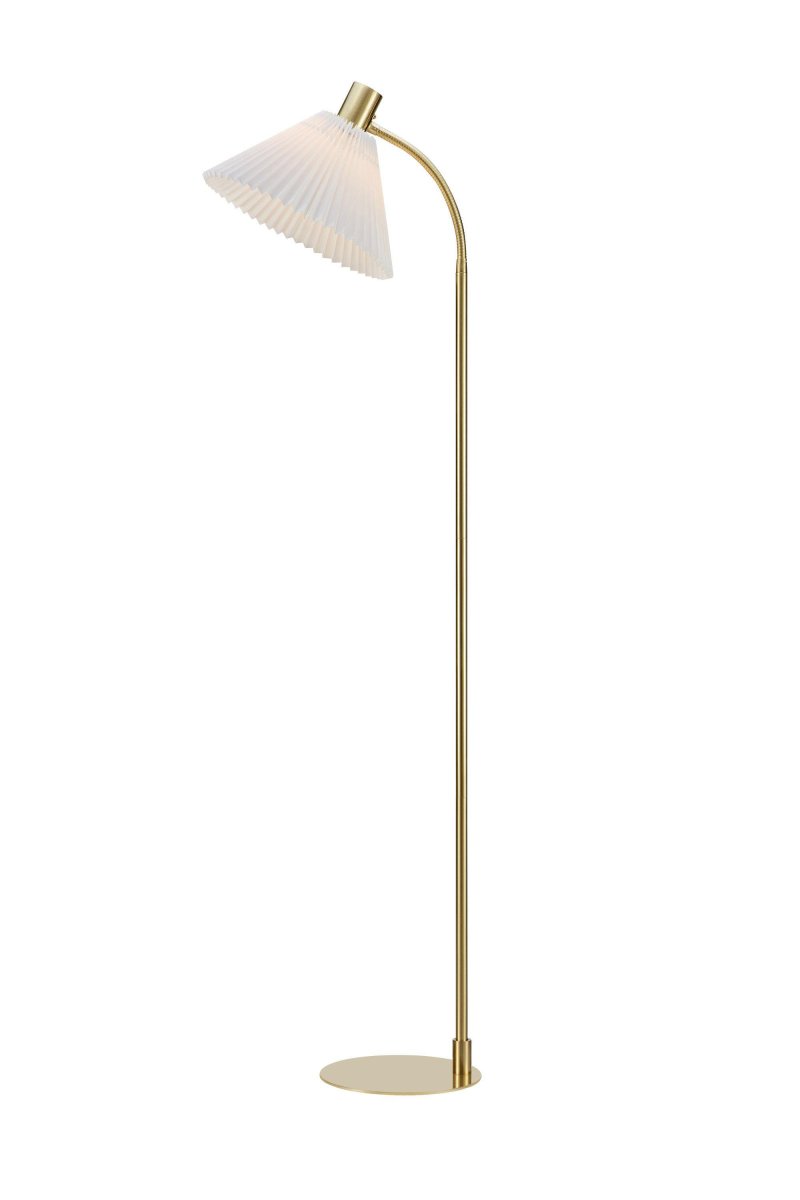 Mira Gebürstetes Messing stehlampe Von Markslöjd - Die Stehleuchte Mira ist 145 cm hoch, hat einen messingfarbenen Lampenfuß aus Metall und einen plissierten Lampenschirm aus weißem Stoff.
