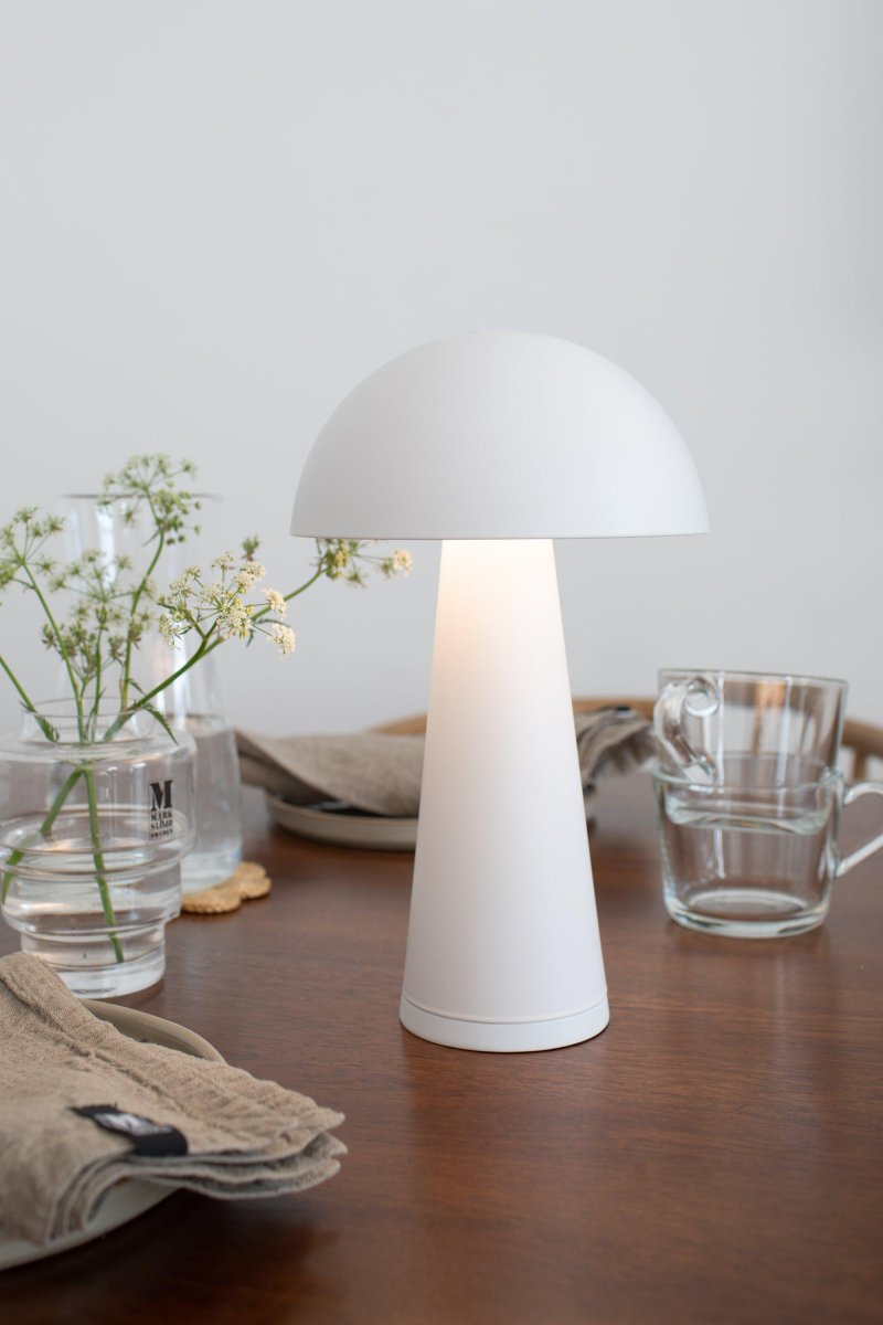 Fungi 26cm Weiß tragbare Von Markslöjd - Fungi ist eine stilvolle und tragbare Tischlampe aus mattweißem Metall, die sowohl für den Innen- als auch für den Außenbereich konzipiert ist.