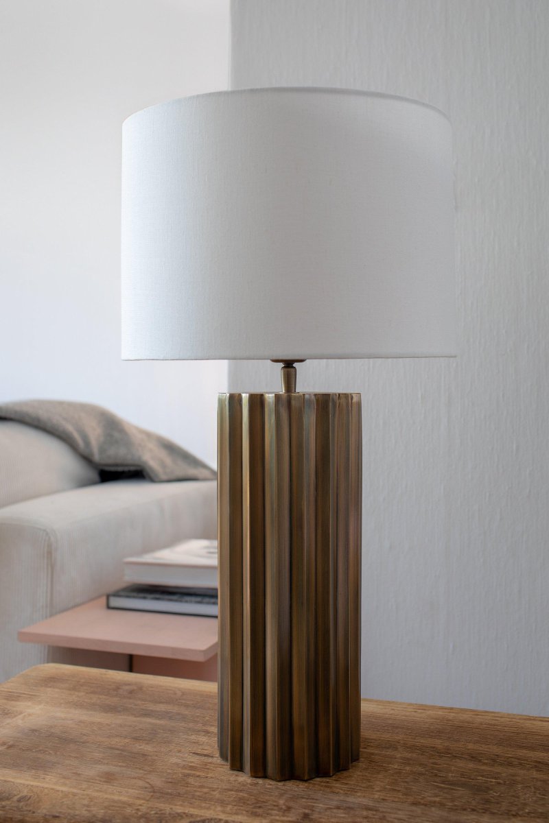 Hashira 60cm Antikes Messing tischlampe Von Markslöjd - Hashira ist eine rustikale und elegante Tischlampe mit einem antiken Messingsockel, der einer S&auml;ule &auml;hnelt.