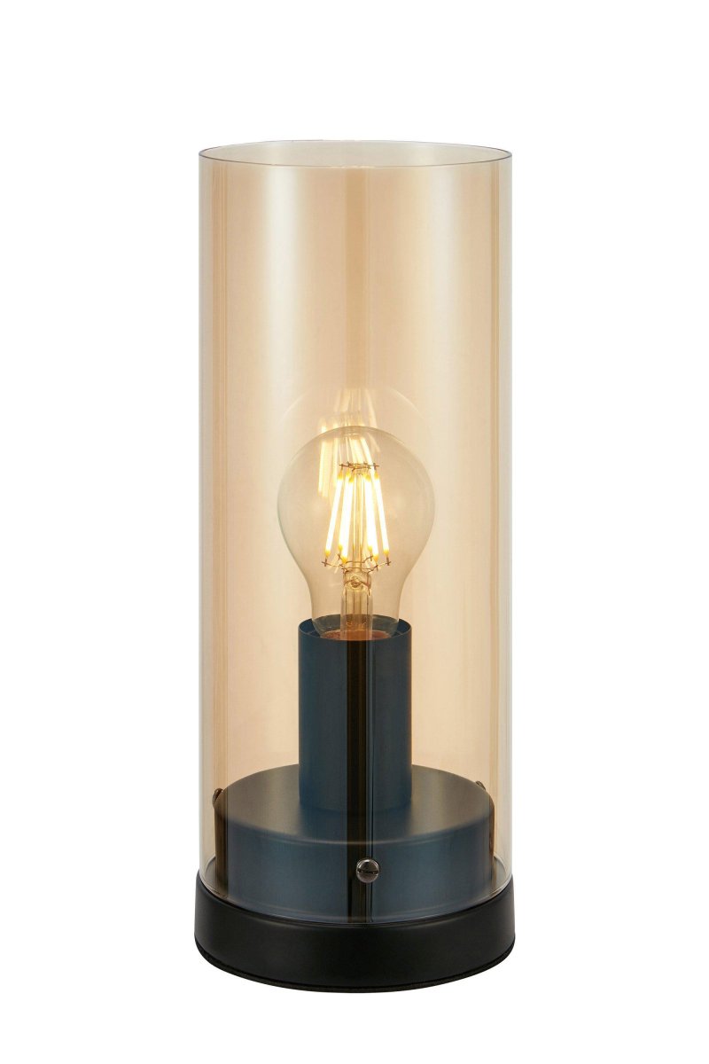 Post 38cm Bernstein tischlampe Von Markslöjd - Post ist eine stilvolle Tischlampe in Zylinderform mit einem Sockel aus mattschwarzem Metall und einem bernsteinfarbenen Glasschirm.