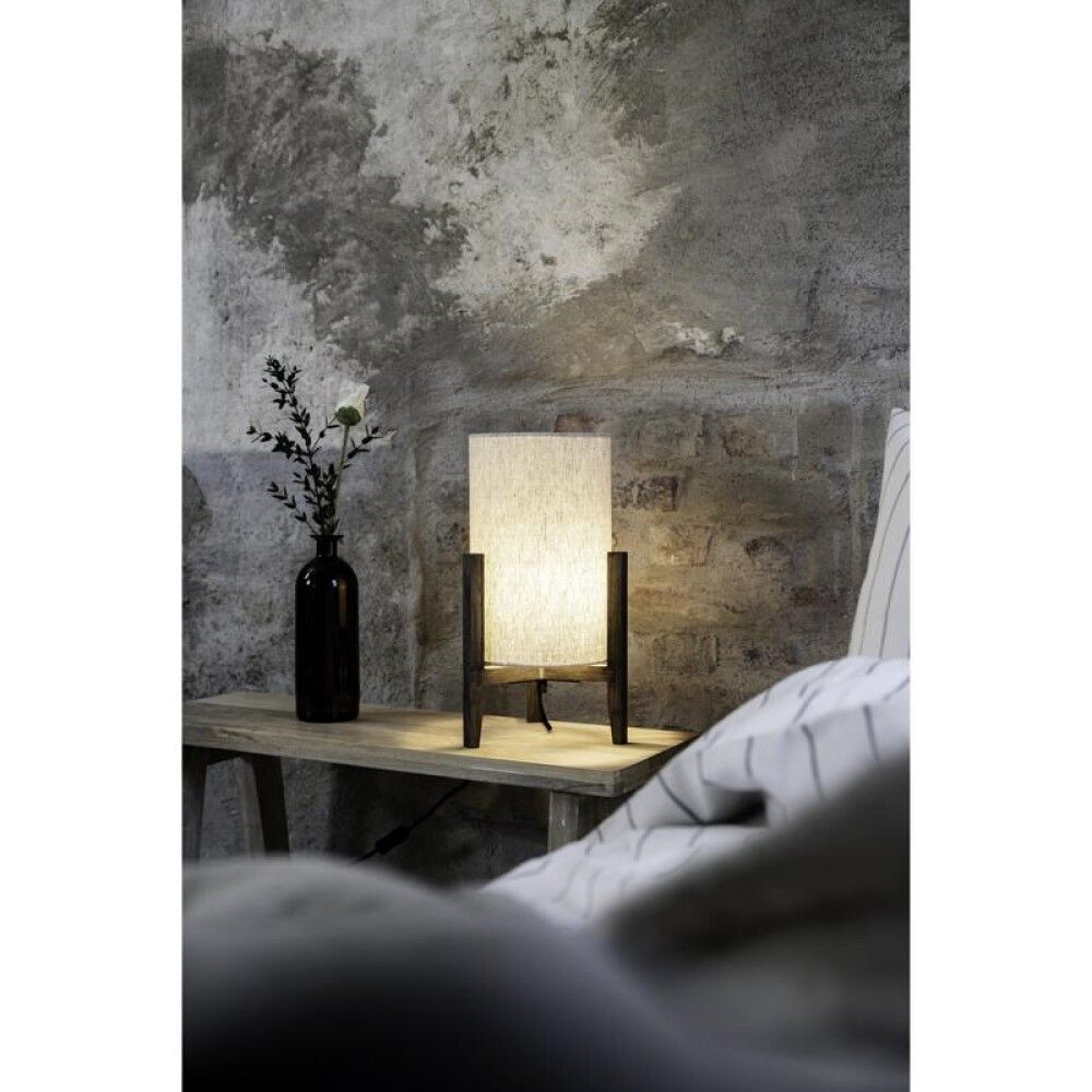 Euca 40cm Beige tischlampe Von Markslöjd - Mit ihrem Sockel aus braunem Holz und dem Schirm aus beigem Textil verbreitet sie warmes, gemütliches Licht und schafft so eine angenehme Atmosphäre im Raum.
