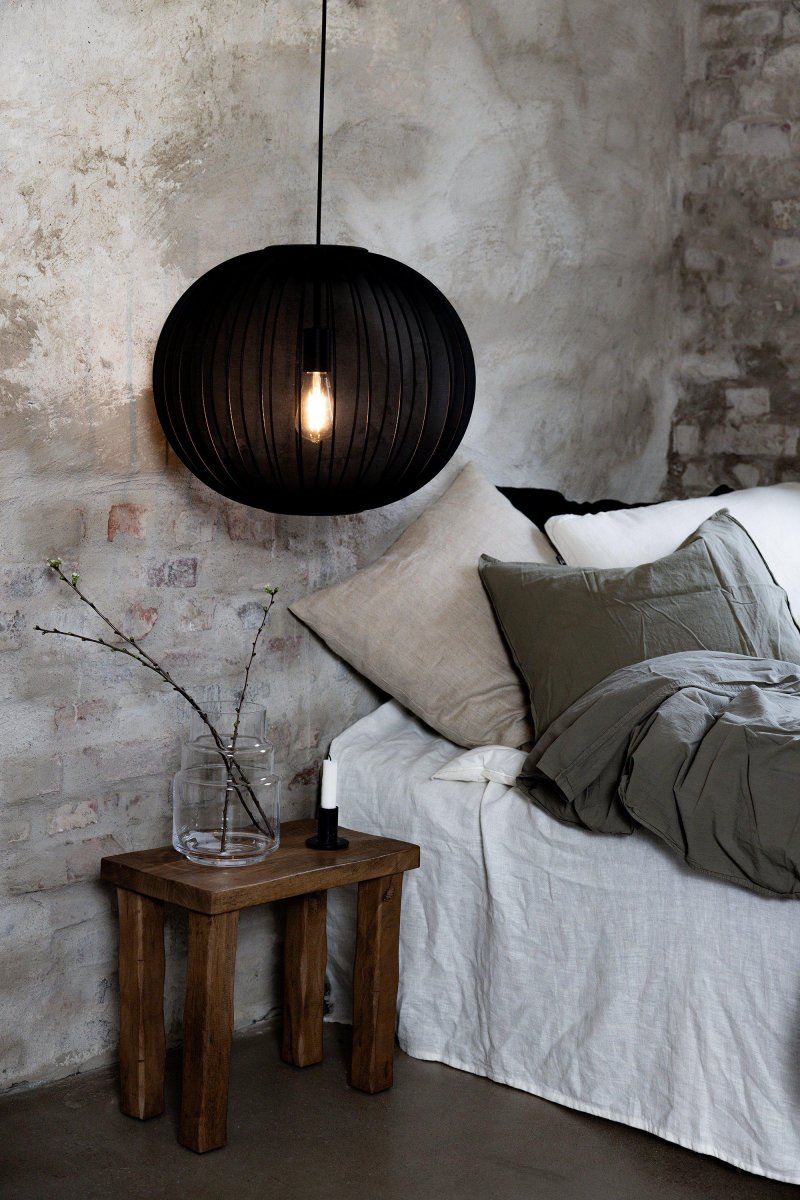 Florence Ø50 Schwarz hängelampe Von Markslöjd - Die Lampe l&auml;sst sich vorteilhaft mit anderen Formen gruppieren, um ein sch&ouml;nes Lichtarrangement zu schaffen.