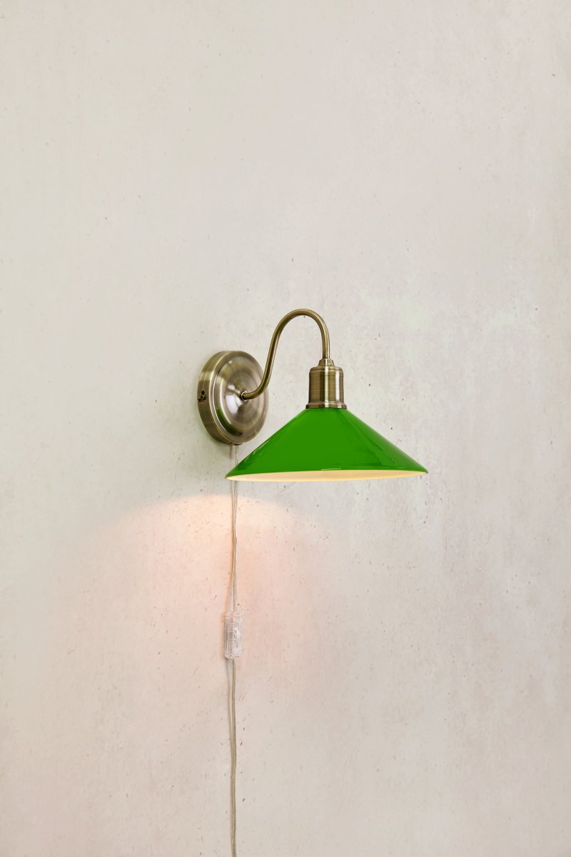 Vela 25cm Messing/Grün wandlampe Von Markslöjd - Wandleuchte im klassischen Schusterlampen-Design mit grünem, glänzendem Glasschirm und geschwungener Wandhalterung in Messingoptik.