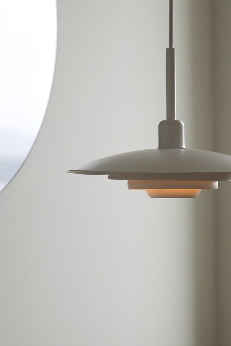 Piny Ø35 Weiß hängelampe Von Markslöjd - Klassische Deckenleuchte in modernem Design mit Schirm und Deckenrosette aus weiß lackiertem Metall.