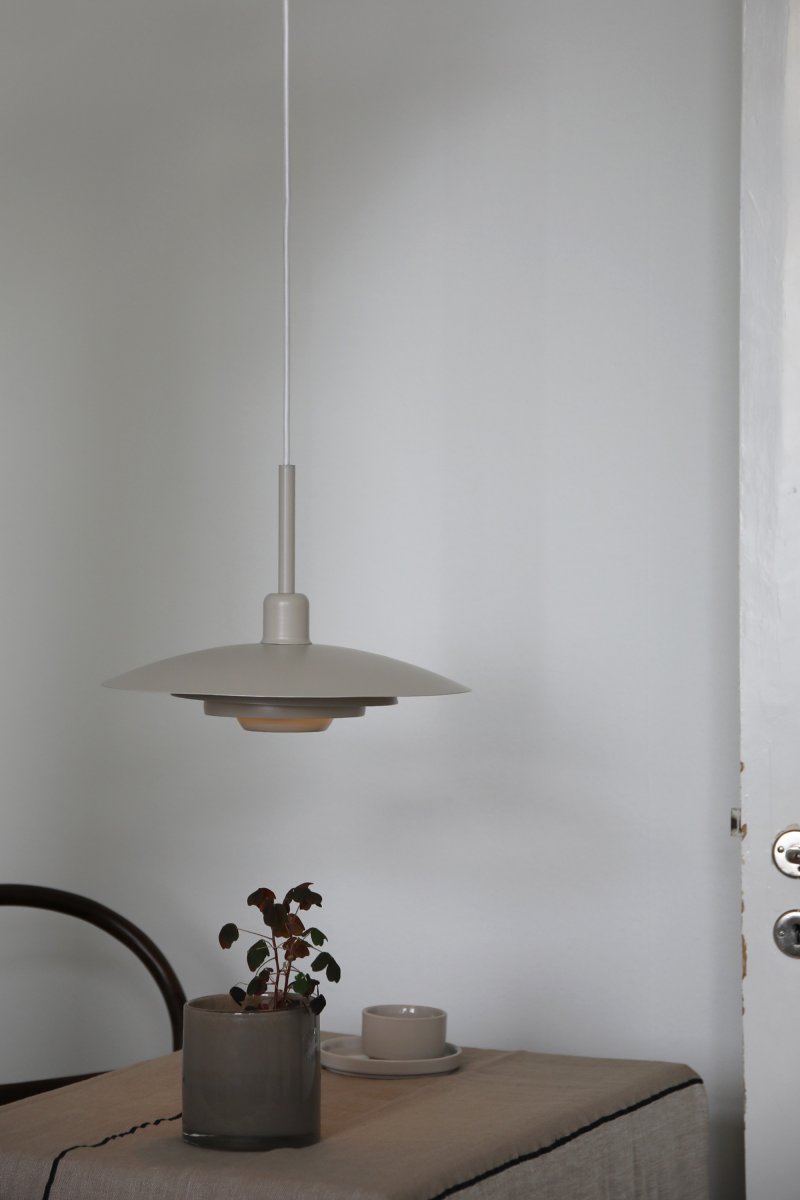Piny Ø35 Beige hängelampe Von Markslöjd - Klassische Deckenleuchte in modernem Design mit Schirm und Deckenrosette aus beige lackiertem Metall.