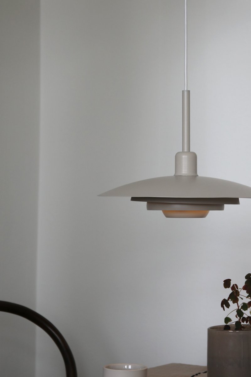 Piny Ø35 Beige hängelampe Von Markslöjd - Klassische Deckenleuchte in modernem Design mit Schirm und Deckenrosette aus beige lackiertem Metall.