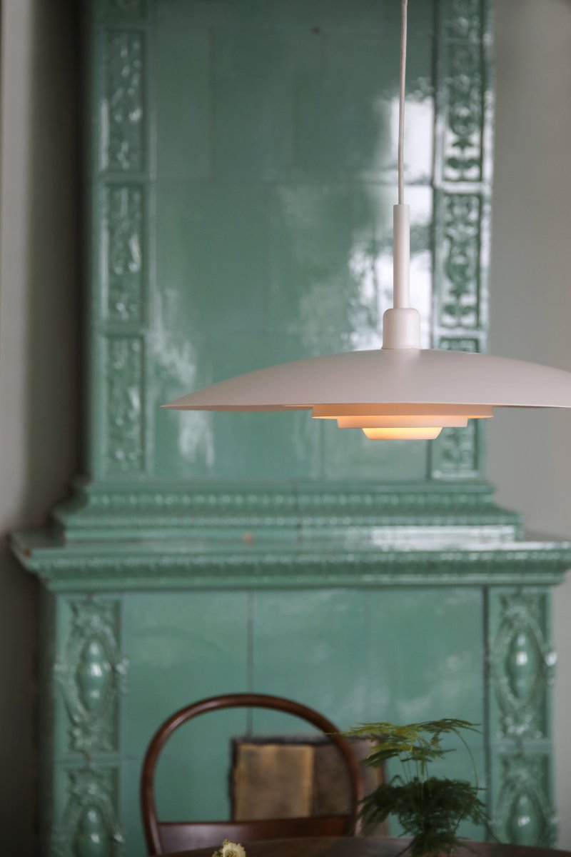 Piny Ø57 Weiß hängelampe Von Markslöjd - Klassische Deckenleuchte in modernem Design mit Schirm und Deckenrosette aus weiß lackiertem Metall.