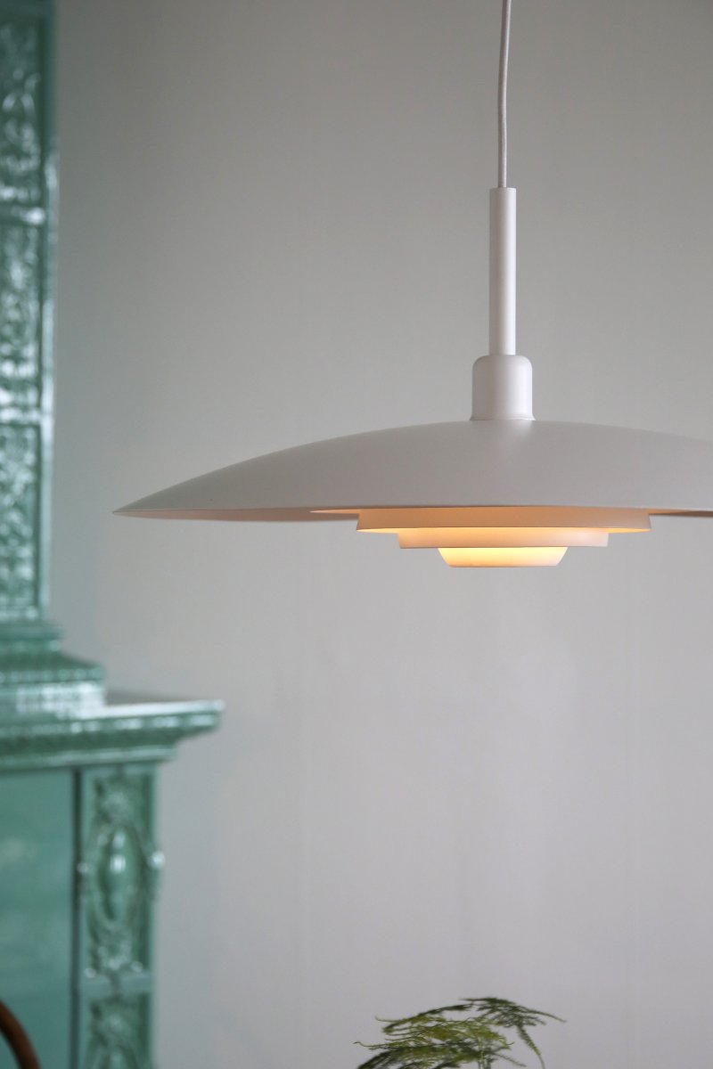 Piny Ø57 Weiß hängelampe Von Markslöjd - Klassische Deckenleuchte in modernem Design mit Schirm und Deckenrosette aus weiß lackiertem Metall.