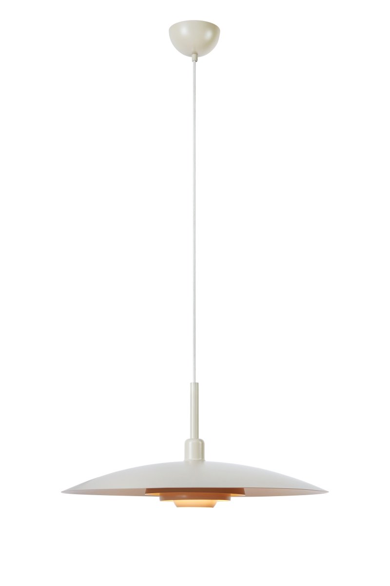 Piny Ø57 Beige hängelampe Von Markslöjd - Klassische Deckenleuchte in modernem Design mit Schirm und Deckenrosette aus beige lackiertem Metall.