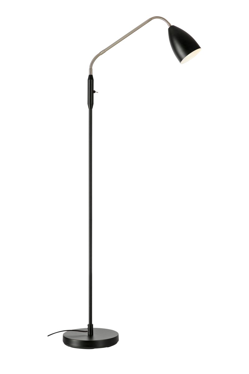 Patro Schwarz stehlampe Von Markslöjd - Eine stilvolle Stehlampe in Schwarz, 140 cm hoch.