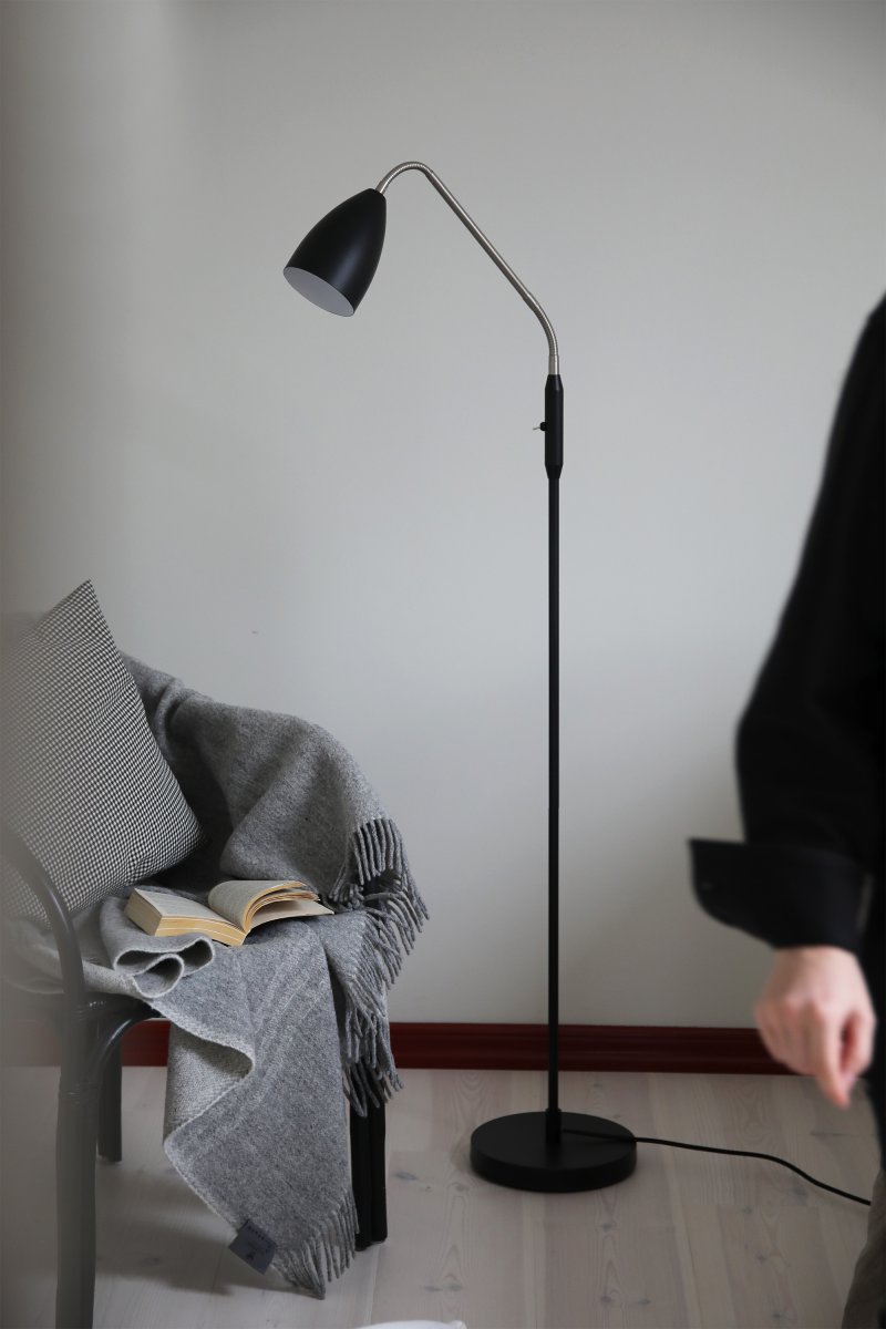 Patro Schwarz stehlampe Von Markslöjd - Eine stilvolle Stehlampe in Schwarz, 140 cm hoch.