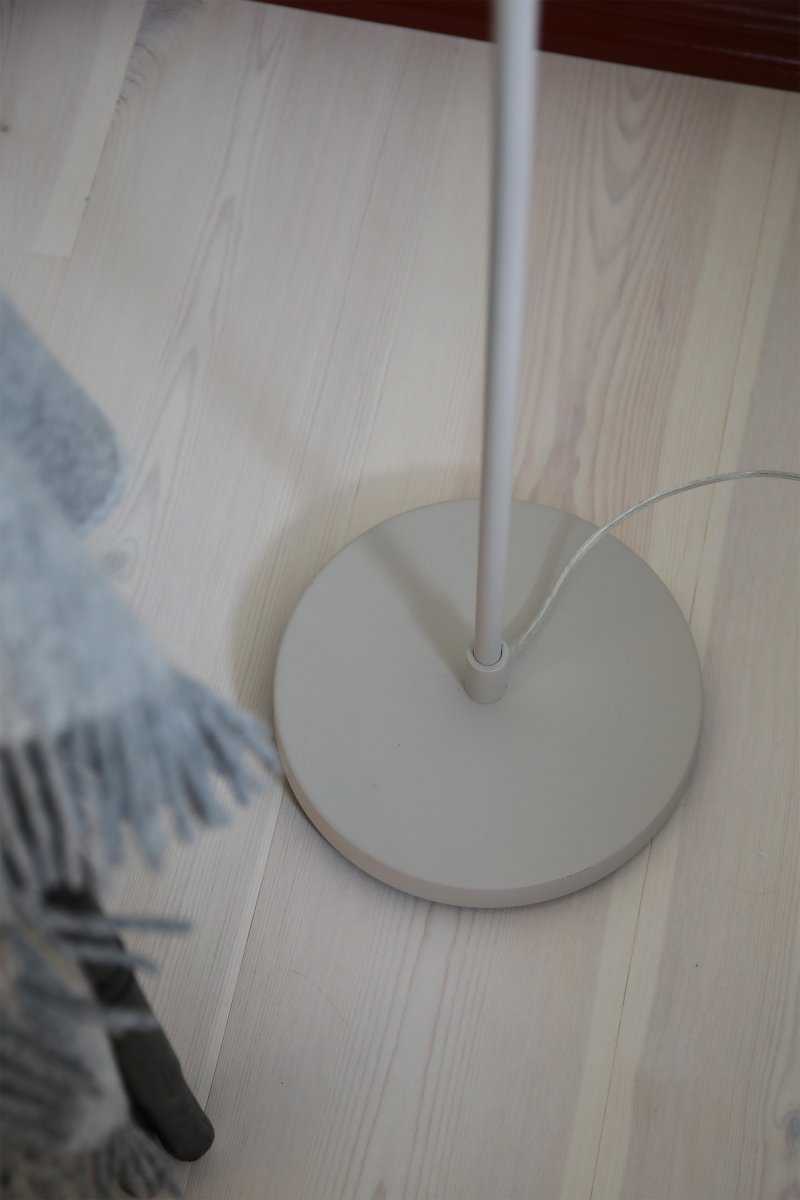Patro Beige stehlampe Von Markslöjd - Eine stilvolle Stehlampe in Beige (140 cm).