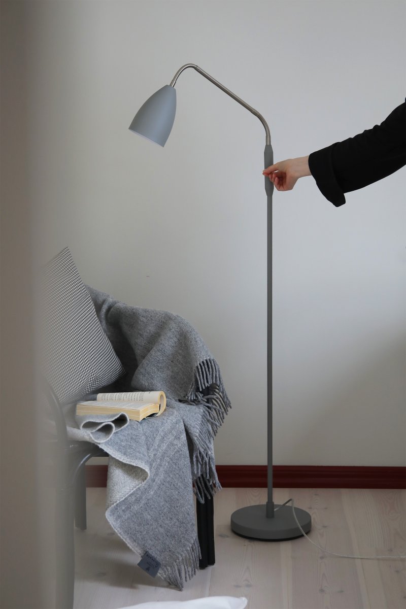 Patro Grau stehlampe Von Markslöjd - Eine stilvolle Stehlampe in Grau (140 cm).