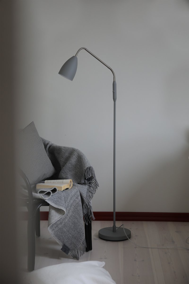 Patro Grau stehlampe Von Markslöjd - Eine stilvolle Stehlampe in Grau (140 cm).