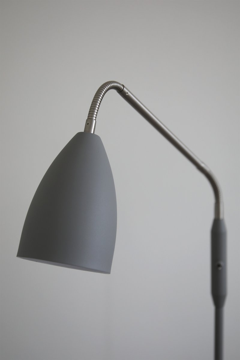 Patro Grau stehlampe Von Markslöjd - Eine stilvolle Stehlampe in Grau (140 cm).