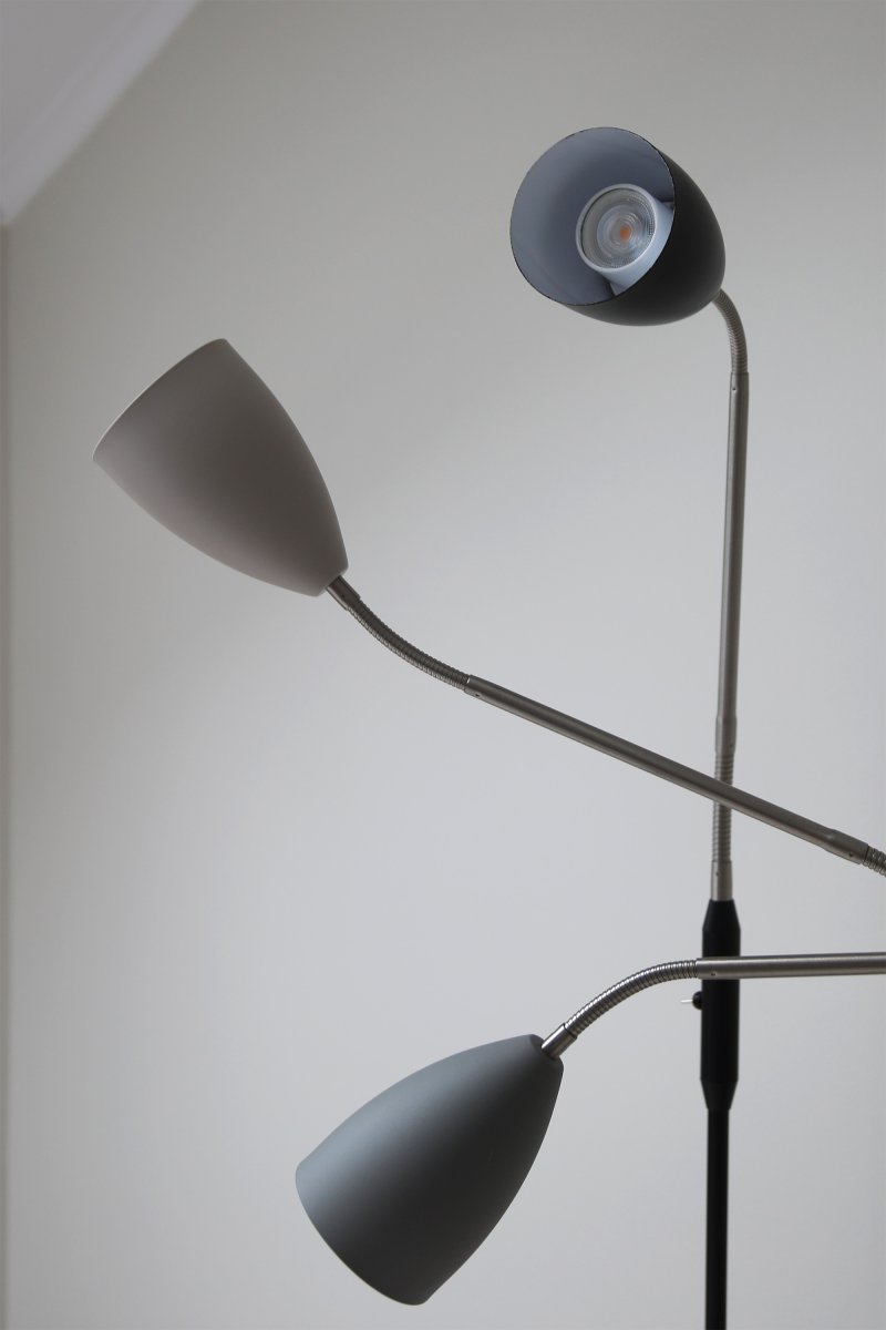 Patro Grau stehlampe Von Markslöjd - Eine stilvolle Stehlampe in Grau (140 cm).
