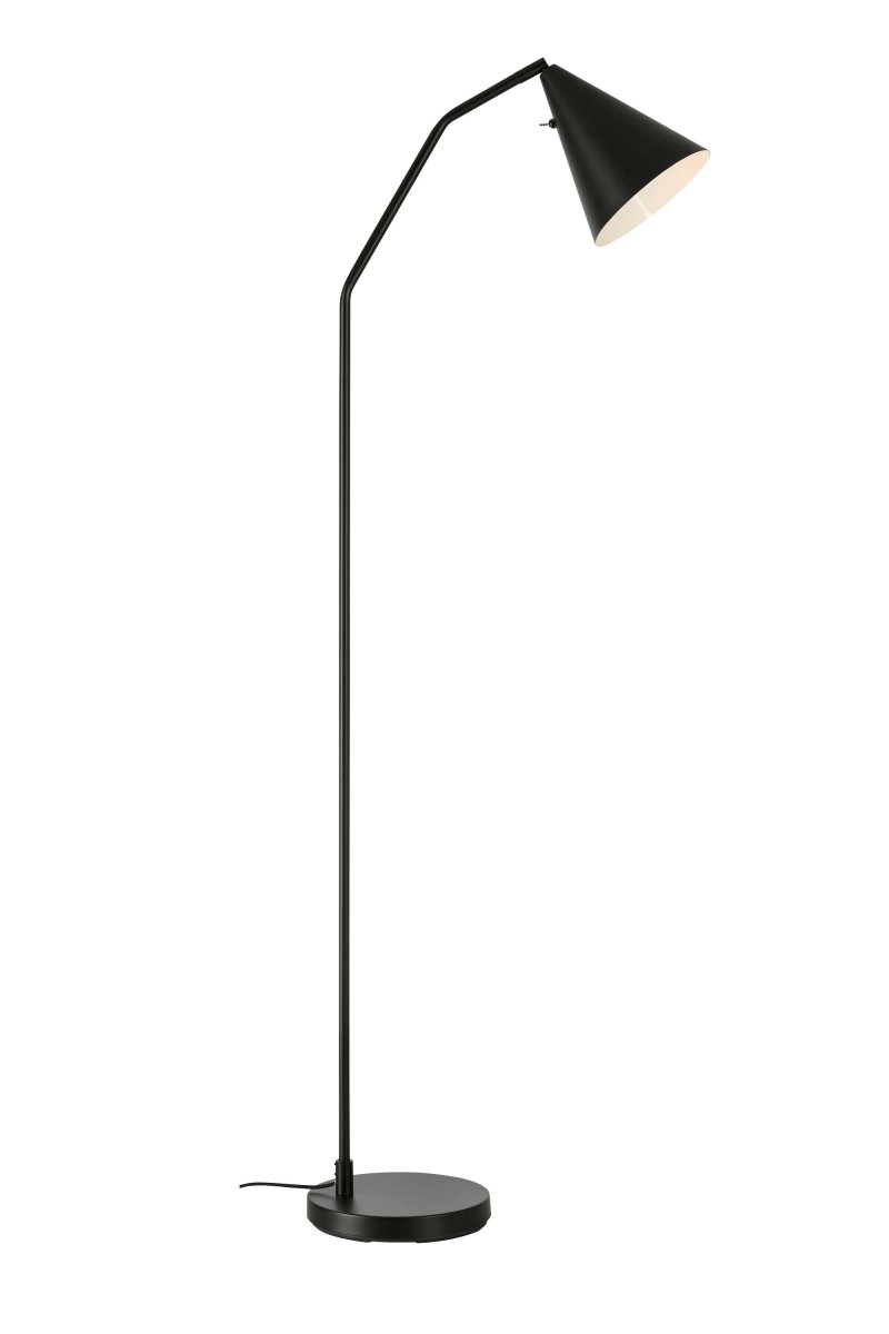 Funil Schwarz stehlampe Von Markslöjd - Die Lampe ist aus schwarz lackiertem Metall gefertigt und verfügt über einen dekorativen, kegelförmigen Lampenkopf, der gedreht und verstellbar ist.