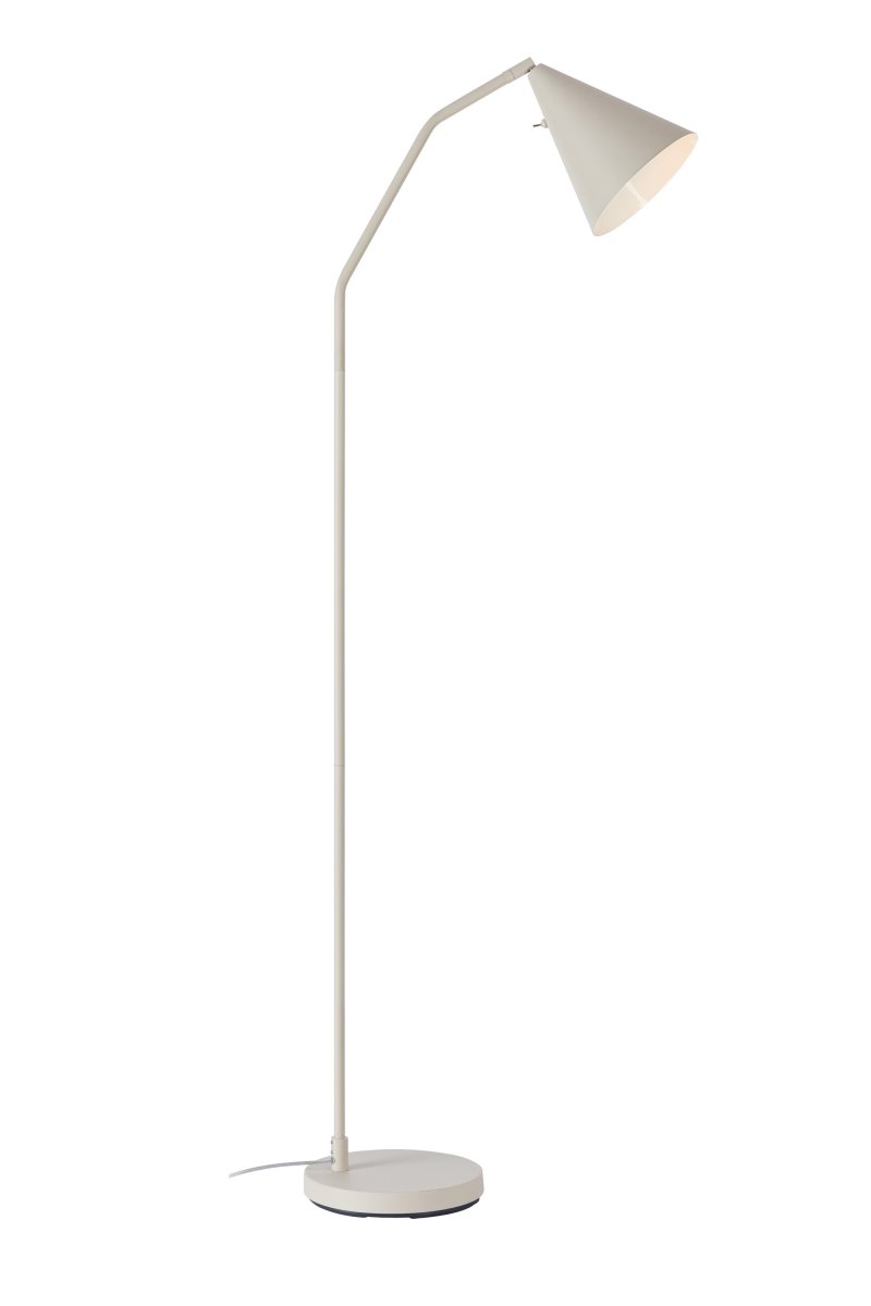 Funil Beige stehlampe Von Markslöjd - Die Lampe ist aus beige lackiertem Metall gefertigt und verfügt über einen dekorativen, kegelförmigen Lampenkopf, der gedreht und verstellbar ist.