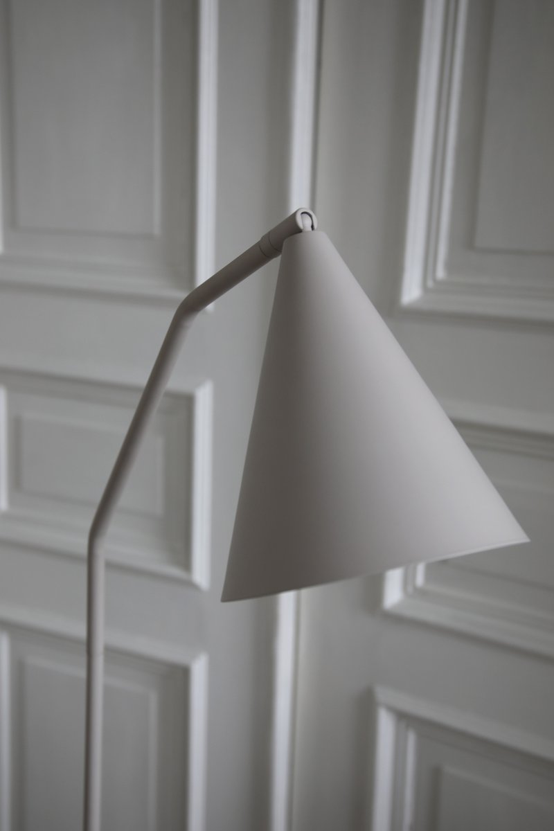 Funil Beige stehlampe Von Markslöjd - Die Lampe ist aus beige lackiertem Metall gefertigt und verfügt über einen dekorativen, kegelförmigen Lampenkopf, der gedreht und verstellbar ist.