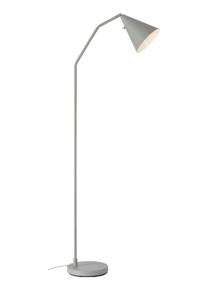 Funil Grau stehlampe Von Markslöjd - Die Lampe ist aus grau lackiertem Metall gefertigt und verfügt über einen dekorativen, kegelförmigen Lampenkopf, der gedreht und verstellbar ist.