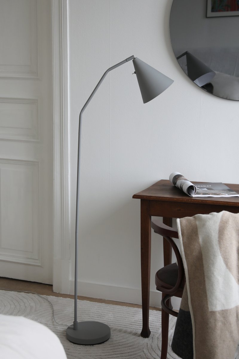 Funil Grau stehlampe Von Markslöjd - Die Lampe ist aus grau lackiertem Metall gefertigt und verfügt über einen dekorativen, kegelförmigen Lampenkopf, der gedreht und verstellbar ist.