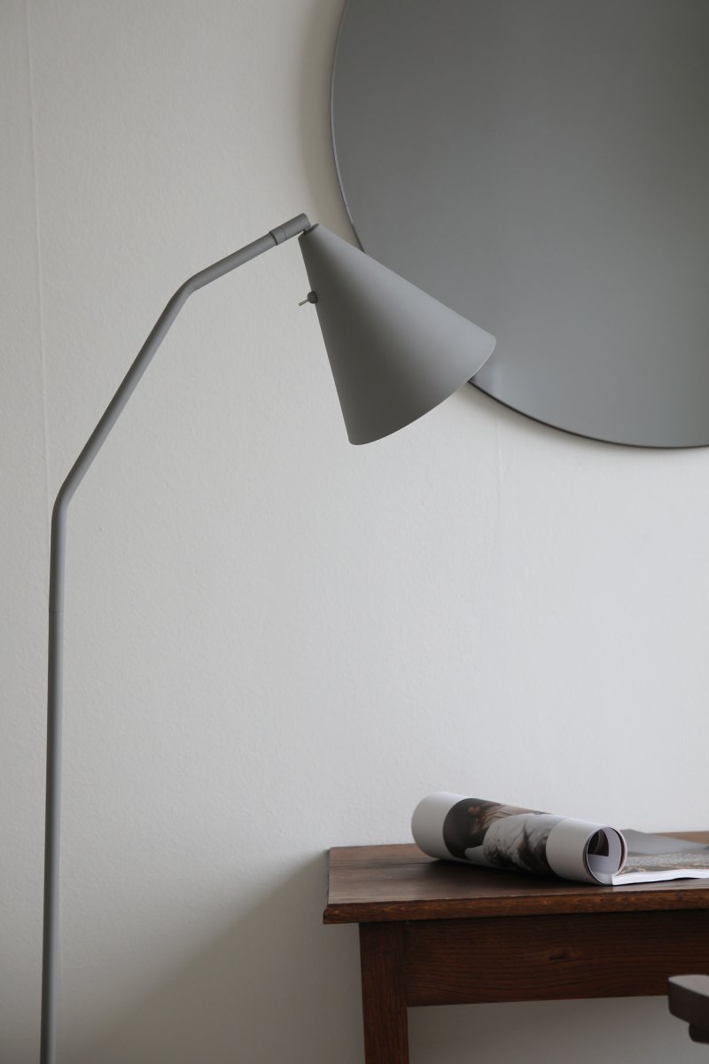 Funil Grau stehlampe Von Markslöjd - Die Lampe ist aus grau lackiertem Metall gefertigt und verfügt über einen dekorativen, kegelförmigen Lampenkopf, der gedreht und verstellbar ist.