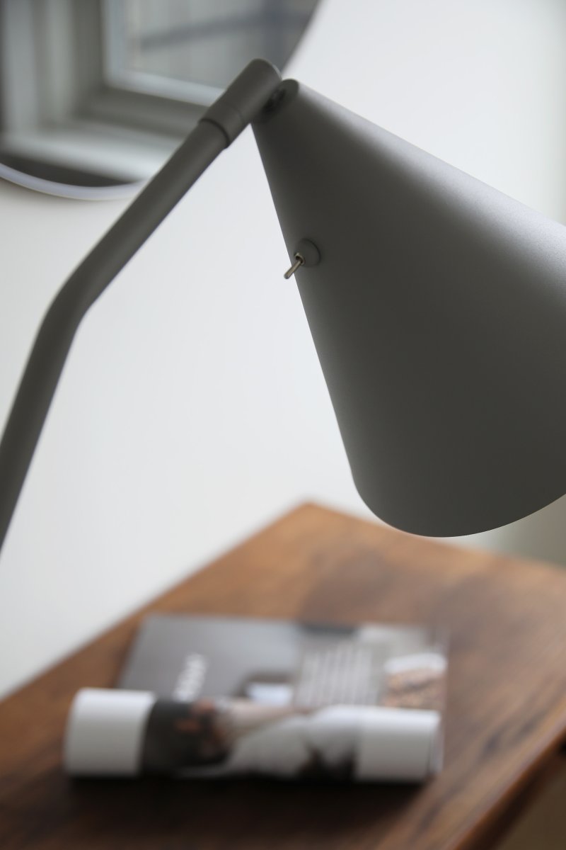 Funil Grau stehlampe Von Markslöjd - Die Lampe ist aus grau lackiertem Metall gefertigt und verfügt über einen dekorativen, kegelförmigen Lampenkopf, der gedreht und verstellbar ist.