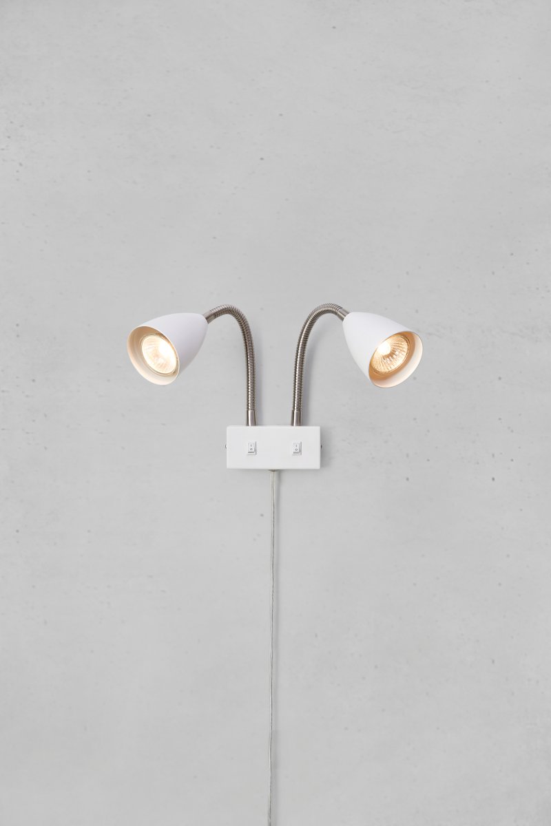 Ciro II Weiß leselampe Von Markslöjd - Klassische und stilvolle Wandleuchte mit zwei Schirmen und verstellbaren Armen.