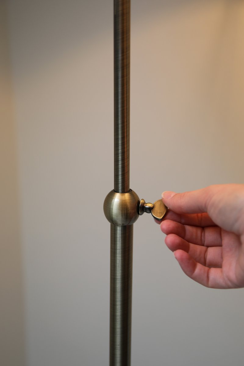Oxford Antikmessing stehlampe Von Markslöjd - Stehlampe im klassischen Stil der Jahrhundertwende mit cremefarbenem Textilschirm und Fuß in Antikmessing-Optik.