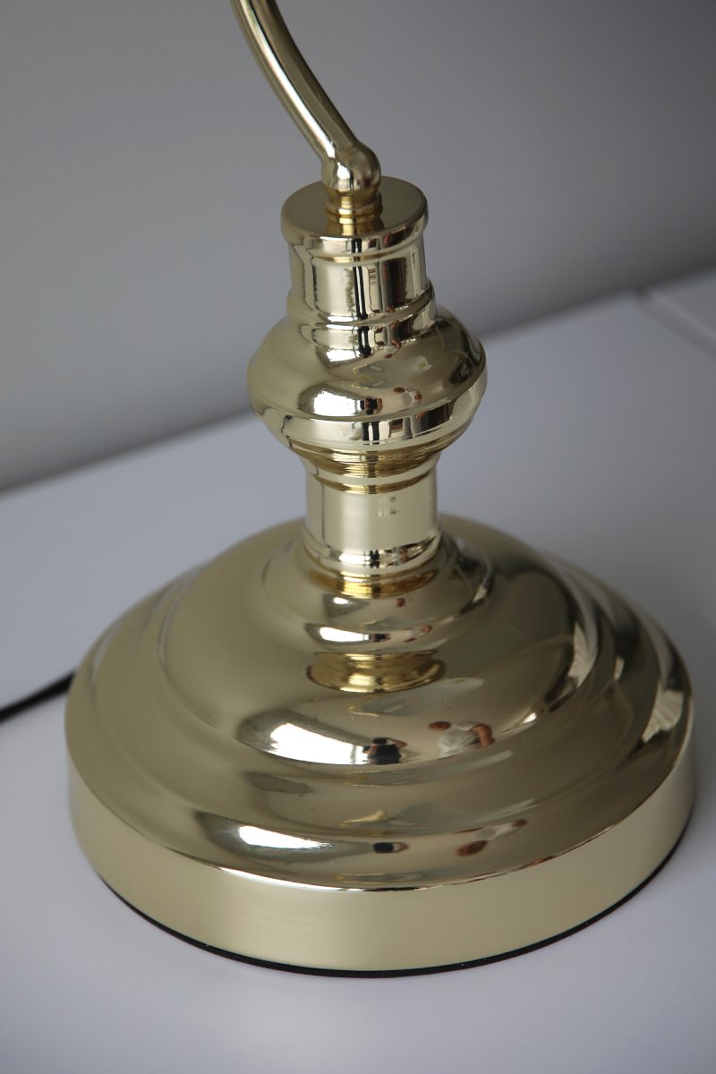 Bankers 42cm Messing schreibtischlampe Von Markslöjd - Die Tischleuchte &bdquo;Bankers&ldquo; besticht durch ihren messingfarbenen Metallfu&szlig; und das passende, verstellbare Lampenglas.