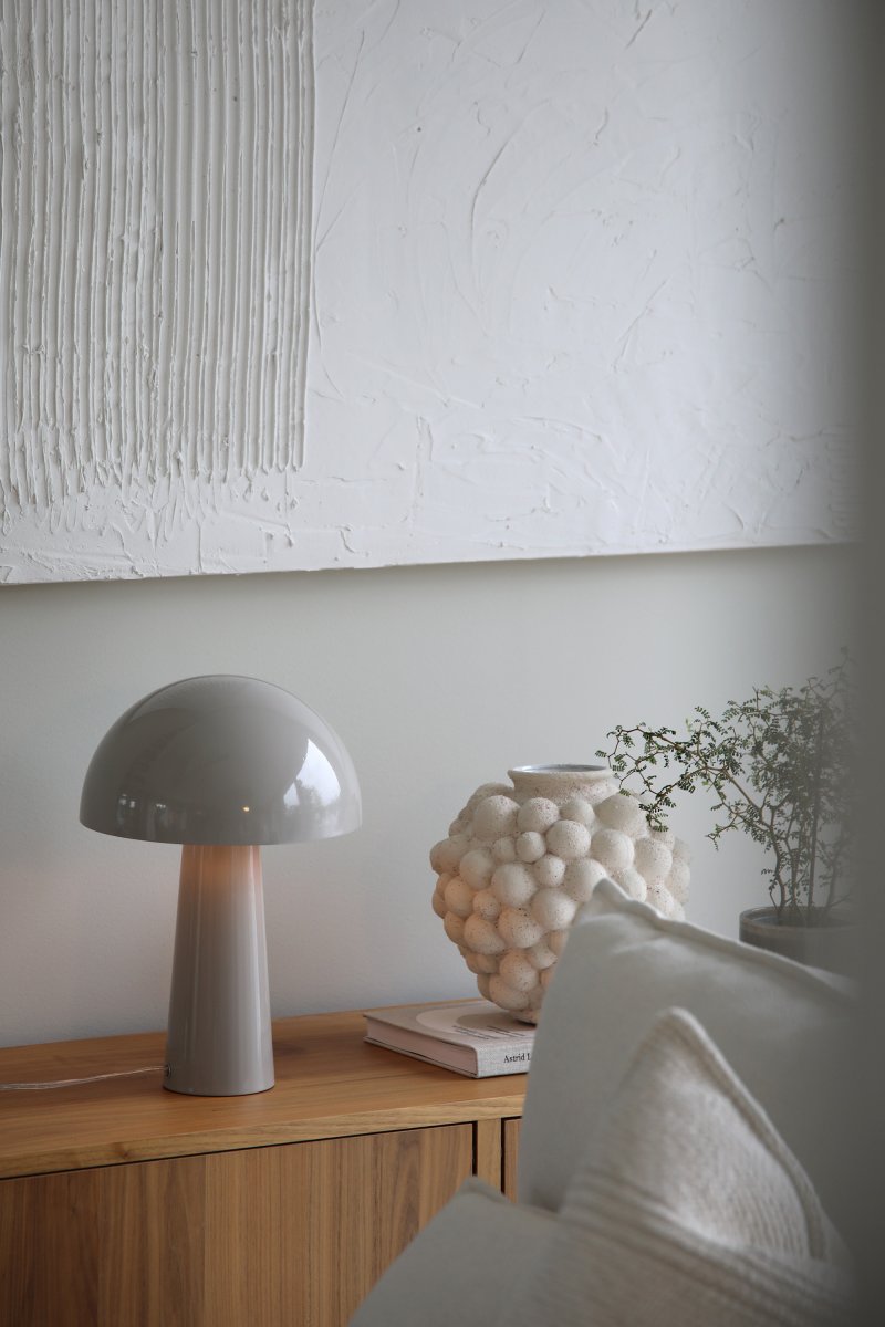 Mantar 36cm Greige tischlampe Von Markslöjd - Die gl&auml;nzende Oberfl&auml;che verleiht ihr eine elegante Ausstrahlung und macht sie perfekt f&uuml;r den Schreibtisch, den Beistelltisch oder das Fenster, wo Sie eine funktionale Lichtquelle mit modernem Flair w&uuml;nschen.