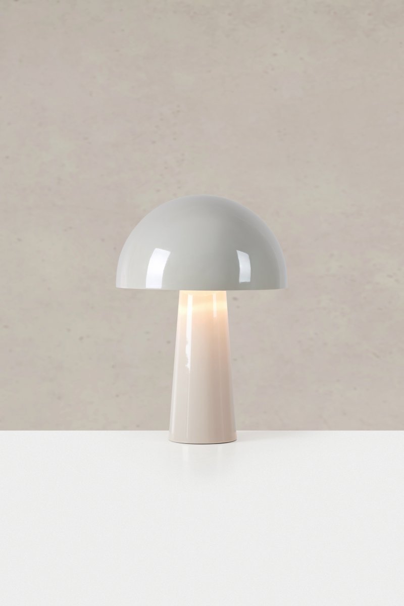Mantar 36cm Greige tischlampe Von Markslöjd - Die gl&auml;nzende Oberfl&auml;che verleiht ihr eine elegante Ausstrahlung und macht sie perfekt f&uuml;r den Schreibtisch, den Beistelltisch oder das Fenster, wo Sie eine funktionale Lichtquelle mit modernem Flair w&uuml;nschen.