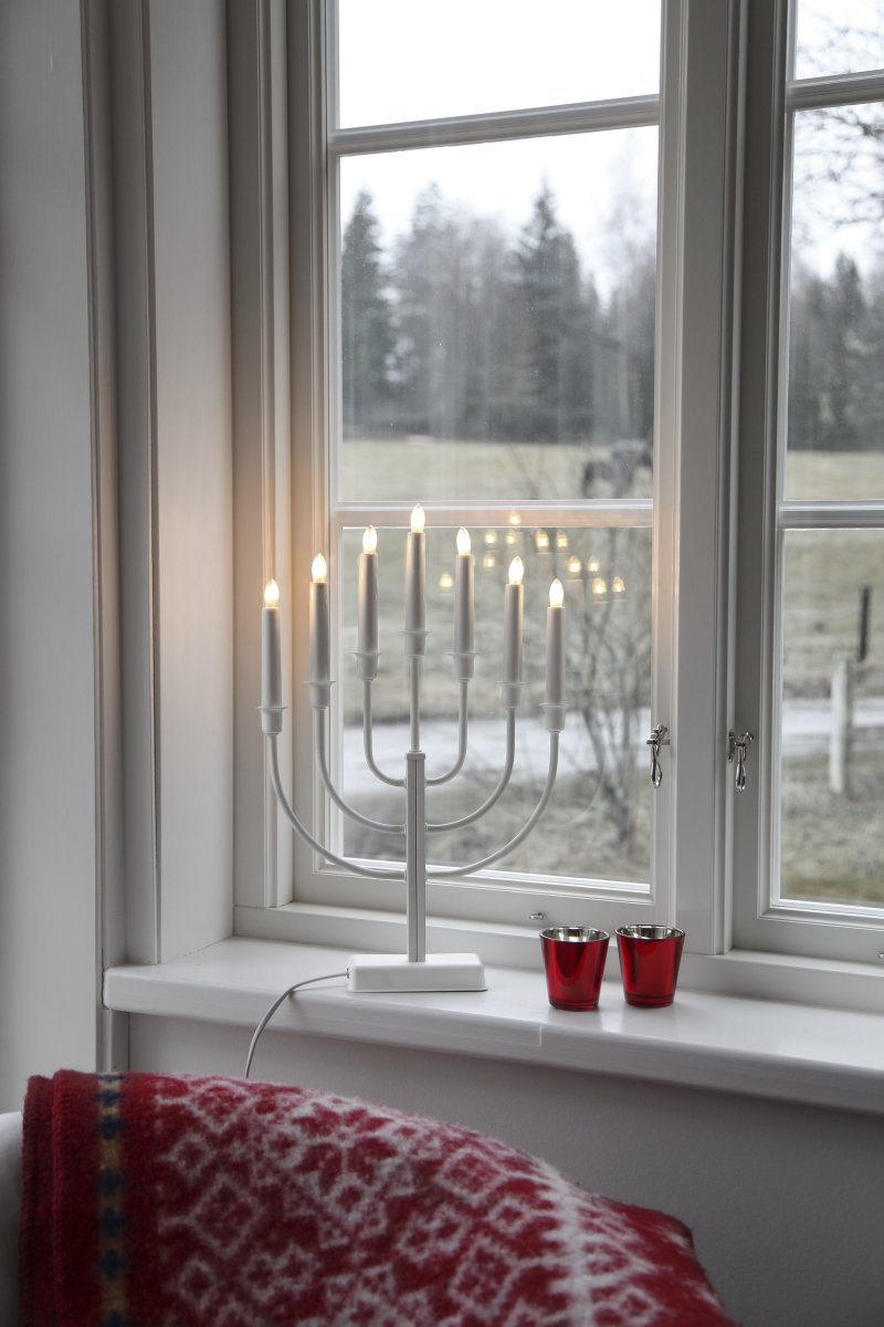 Kristina Weiß Von Star Trading - Traditioneller, schlichter und sch&ouml;ner Kerzenst&auml;nder in Wei&szlig;.