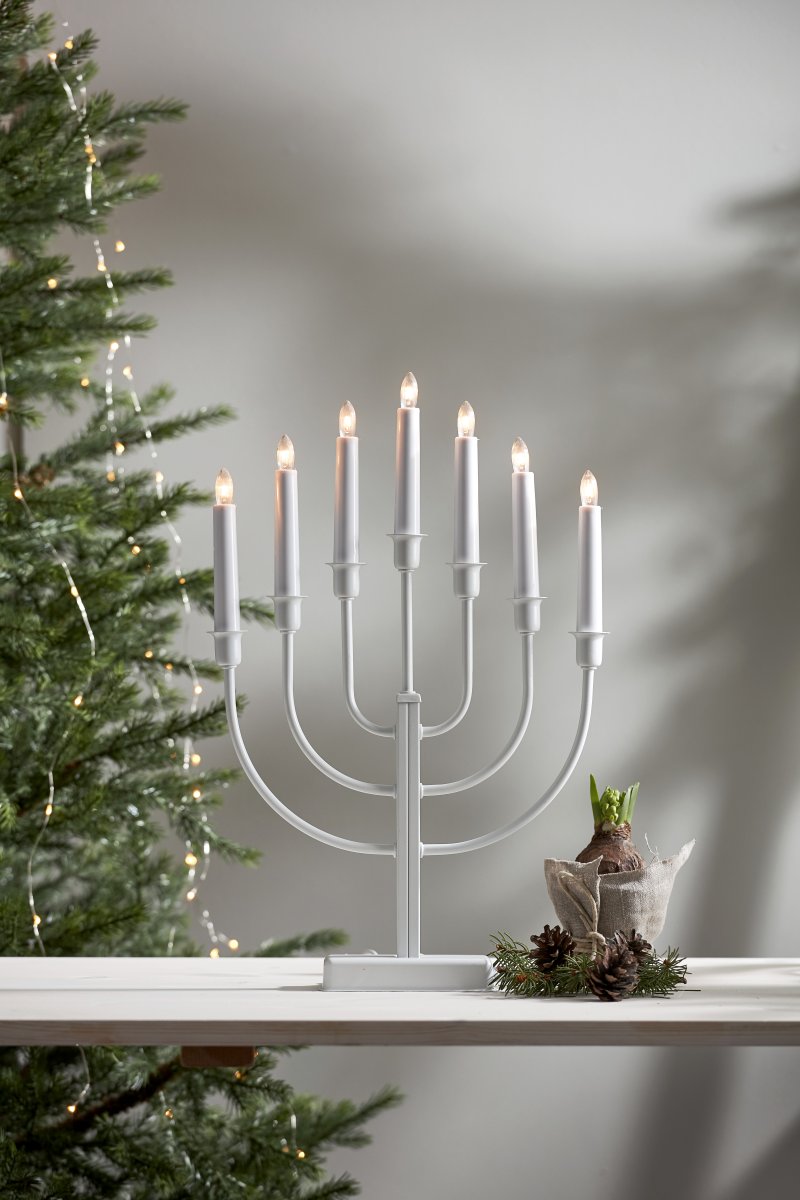 Kristina Weiß Von Star Trading - Traditioneller, schlichter und sch&ouml;ner Kerzenst&auml;nder in Wei&szlig;.
