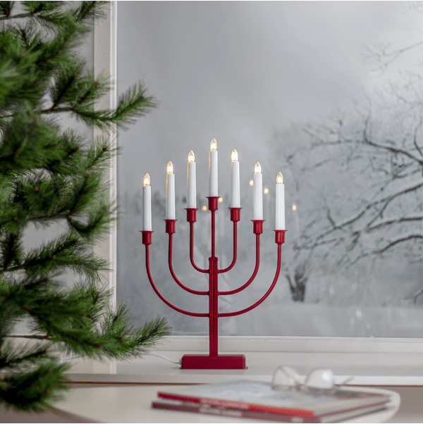 Kristina ROT Von Star Trading - Traditioneller, schlichter und sch&ouml;ner Kerzenst&auml;nder in Weihnachtsrot.