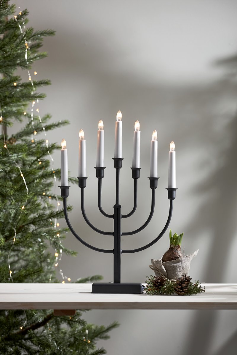 Kristina Schwarz Von Star Trading - Traditioneller, schlichter und sch&ouml;ner Kerzenst&auml;nder in Schwarz.