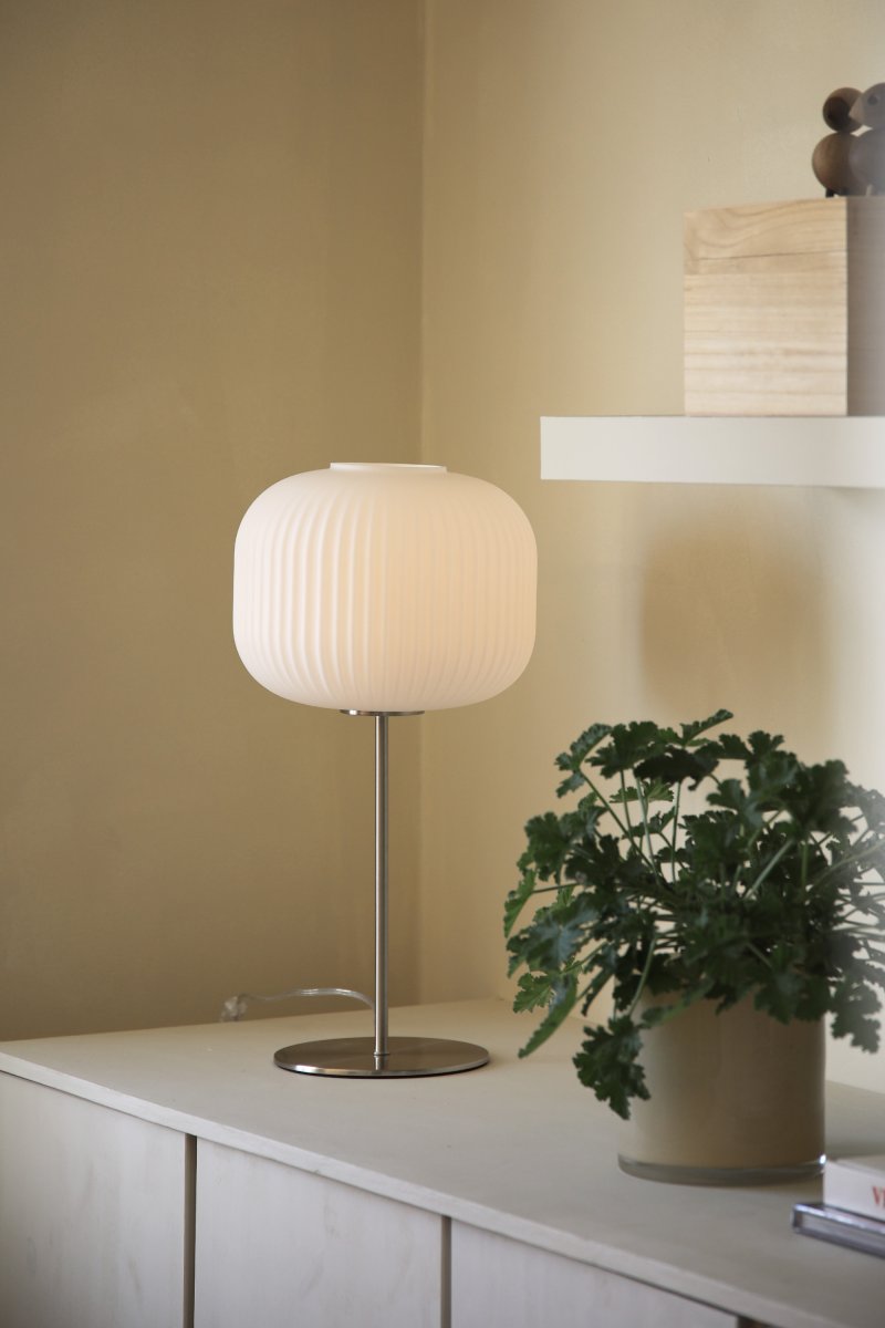 Sober 50cm Stahl tischlampe Von Markslöjd - Tischleuchte im klassischen Design mit schlichtem, weißem Glasschirm und Stahlfuß.