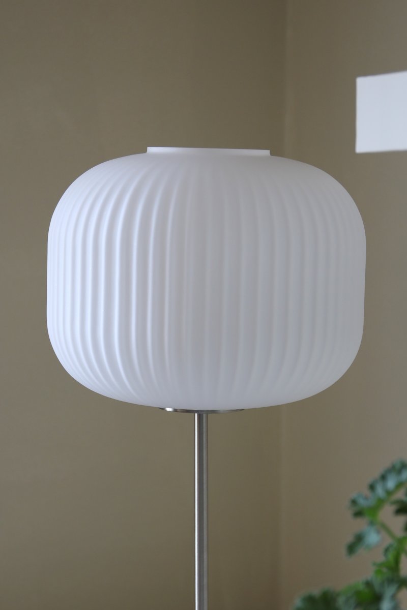 Sober 50cm Stahl tischlampe Von Markslöjd - Tischleuchte im klassischen Design mit schlichtem, weißem Glasschirm und Stahlfuß.