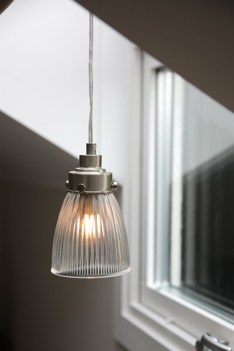Bellis Ø10 Transparent/Stahl fensterlampe Von Markslöjd - Fensterleuchte aus transparentem Glas mit feinen Stahldetails &ndash; eine zeitlose Kombination, die im Fenster oder in einer Ecke eine warme und einladende Atmosph&auml;re schafft.