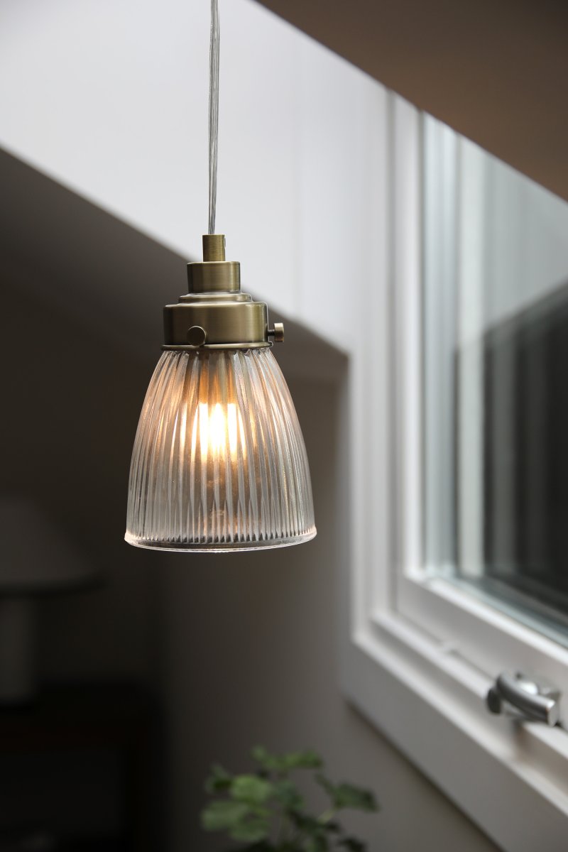 Bellis Ø10 Transparentes/antike Messing fensterlampe Von Markslöjd - Fensterleuchte aus transparentem Glas mit feinen Details in Antikmessing-Optik &ndash; eine zeitlose Kombination, die f&uuml;r eine warme und einladende Atmosph&auml;re am Fenster oder in einer Ecke sorgt.
