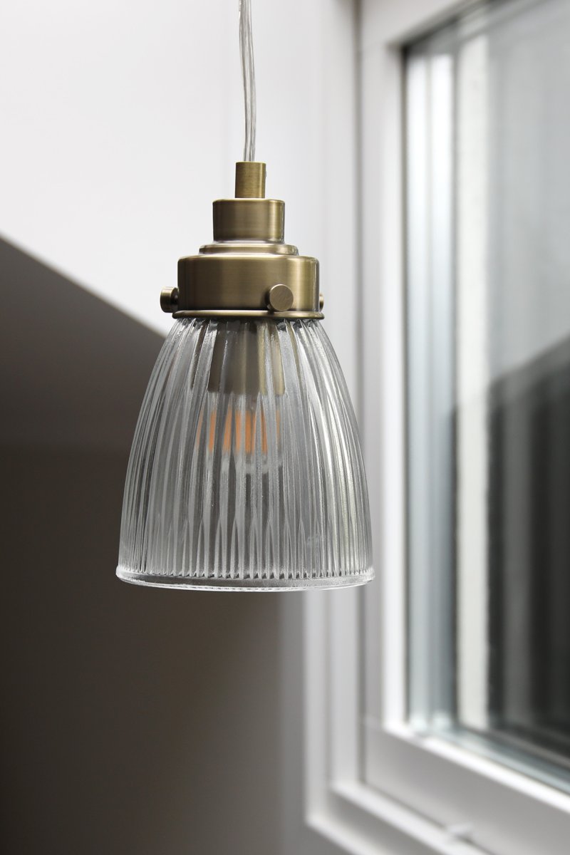 Bellis Ø10 Transparentes/antike Messing fensterlampe Von Markslöjd - Fensterleuchte aus transparentem Glas mit feinen Details in Antikmessing-Optik &ndash; eine zeitlose Kombination, die f&uuml;r eine warme und einladende Atmosph&auml;re am Fenster oder in einer Ecke sorgt.