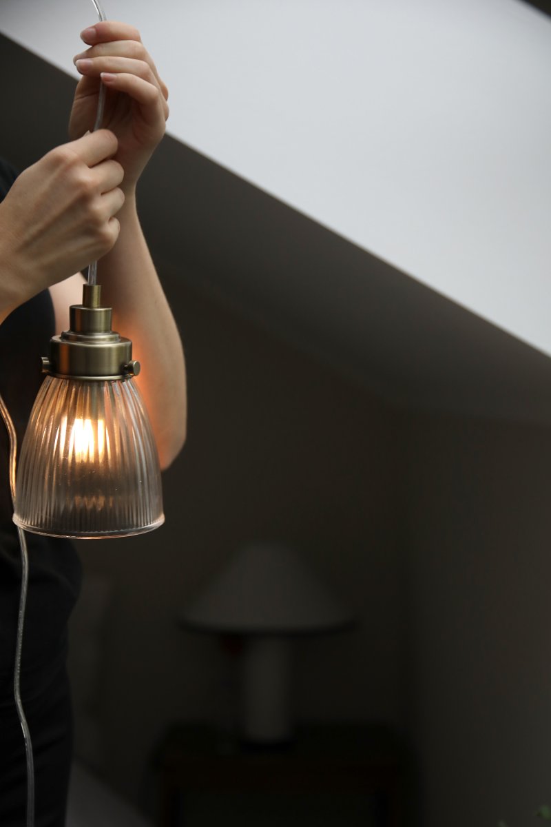 Bellis Ø10 Transparentes/antike Messing fensterlampe Von Markslöjd - Fensterleuchte aus transparentem Glas mit feinen Details in Antikmessing-Optik &ndash; eine zeitlose Kombination, die f&uuml;r eine warme und einladende Atmosph&auml;re am Fenster oder in einer Ecke sorgt.