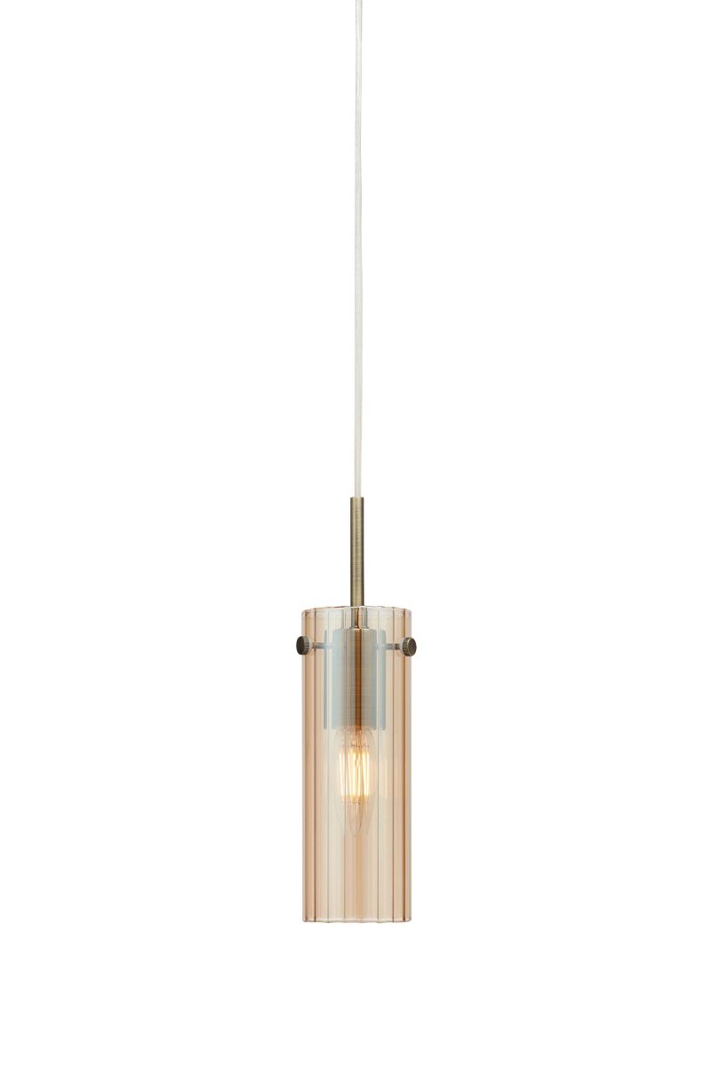 Tibia Ø7 Bernstein/Messing fensterlampe Von Markslöjd - Zylindrische Fensterleuchte aus geriffeltem, bernsteinfarbenem Glas mit eleganten Messingdetails – ein warmes und dekoratives Design, das ein sanftes, stimmungsvolles Licht im Fenster erzeugt.