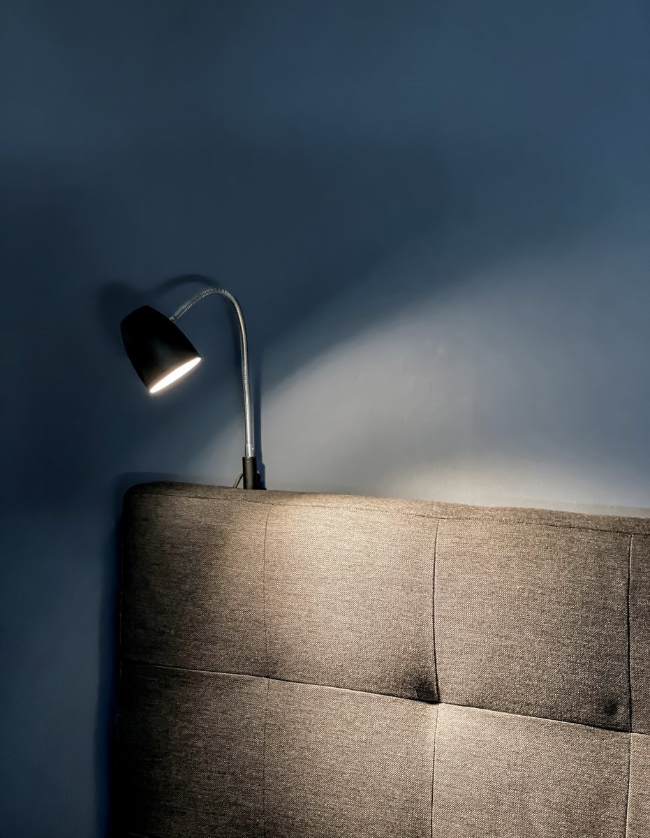 Sandnes Schwarz leselampe Von Aneta Lighting - Sandnes l&auml;sst sich mit seinem Flexarm einfach in der Richtung verstellen.