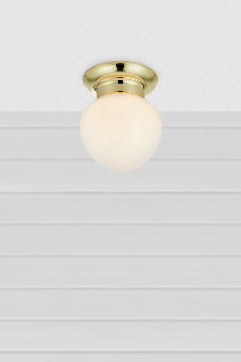 Ronda Ø20 Messing badezimmerlampe Von Markslöjd - Deckenleuchte im Stil der Jahrhundertwende, geeignet f&uuml;r Badezimmer (IP44), mit Messingfu&szlig; und wei&szlig;em Glasschirm.