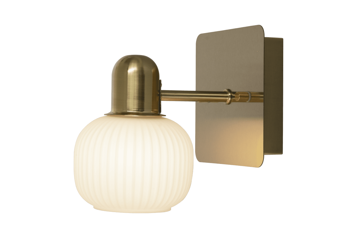 Messina Ø10 Mattes Messing badezimmerlampe Von Aneta Lighting - Die Lampe wird mit Schrauben an der Wand neben dem Spiegel im Badezimmer befestigt.