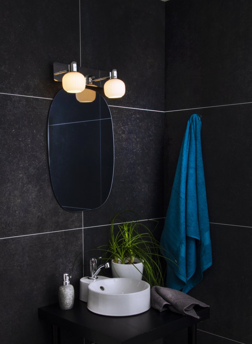 Messina 35cm Chrom badezimmerlampe Von Aneta Lighting - Messina-Wandleuchte in Chrom mit 2 opalwei&szlig;en Schirmen aus geriffeltem Glas.